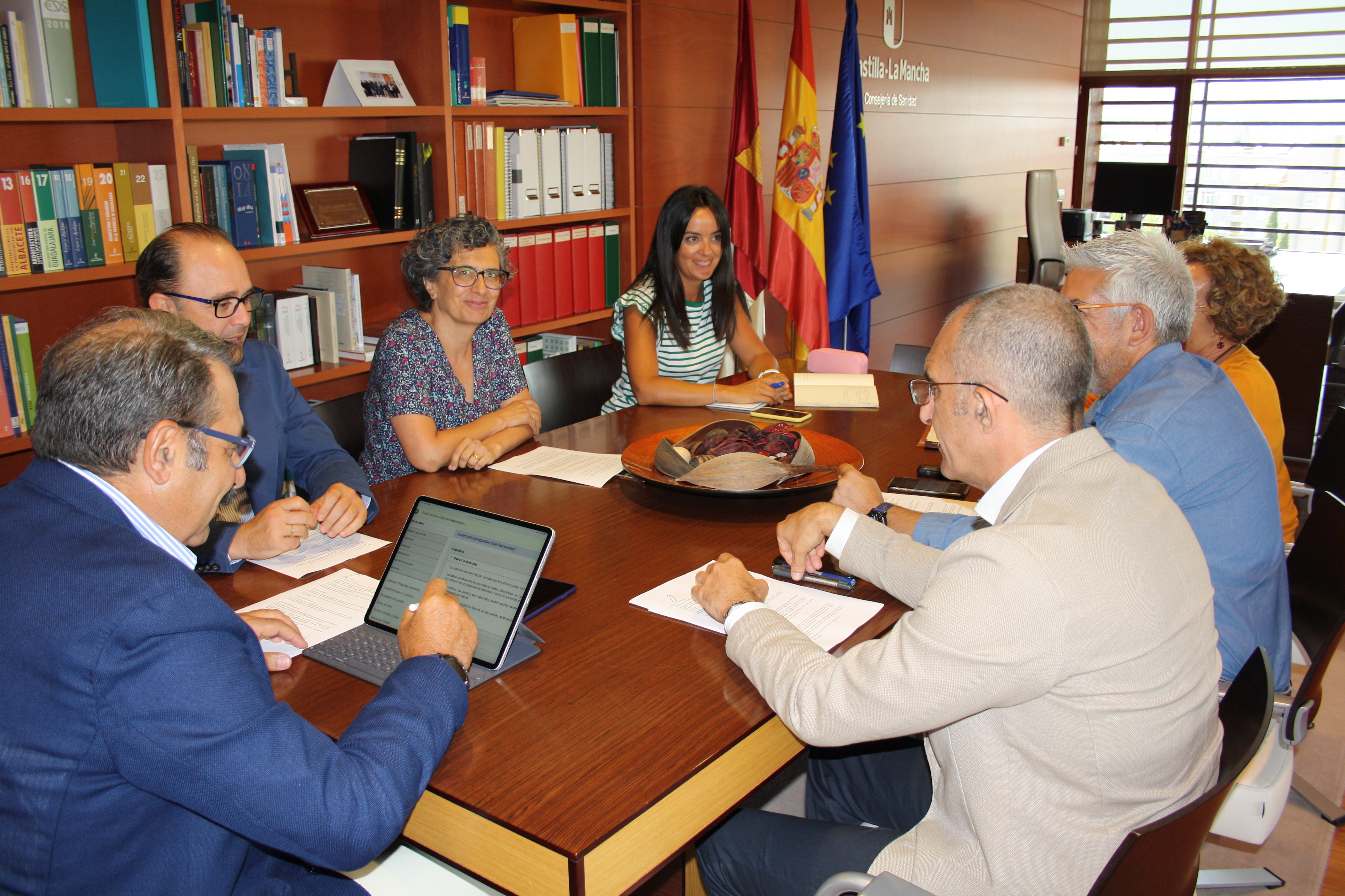 Miembros del Gobierno de Castilla-La Mancha tratando el brote de listeriosis.