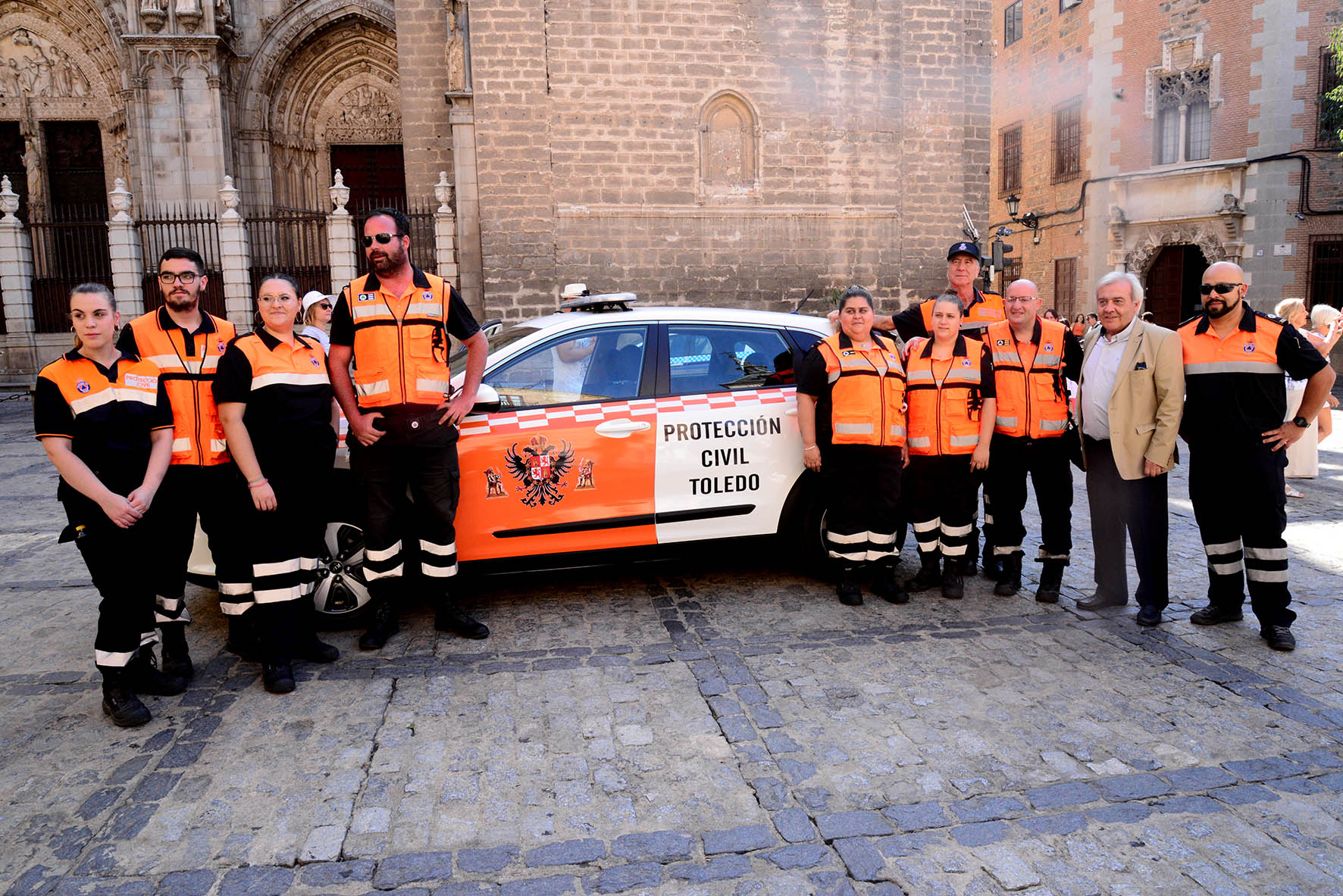 Voluntarios de Protección Civil Toledo junto al nuevo coche