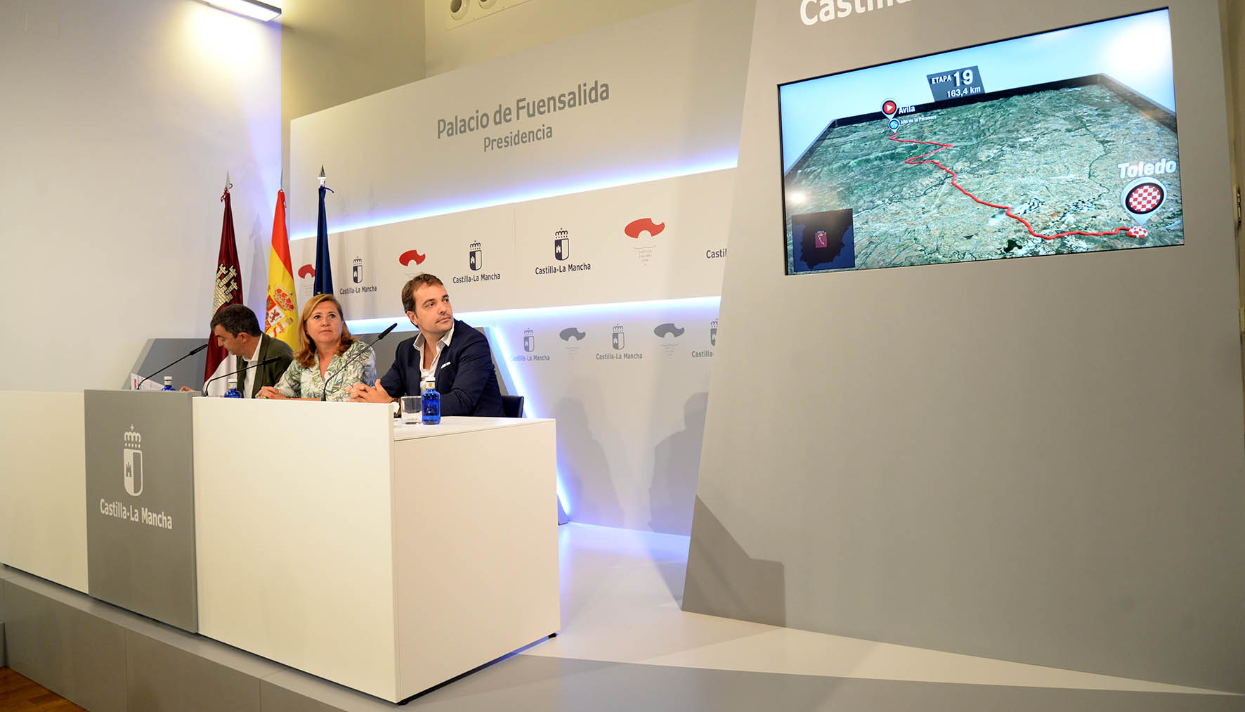 Pablo Garcia, Rosana Rodríguez y Jaime Guillén junto al vídeo de presentacion de La Vuelta ciclista a España 2019