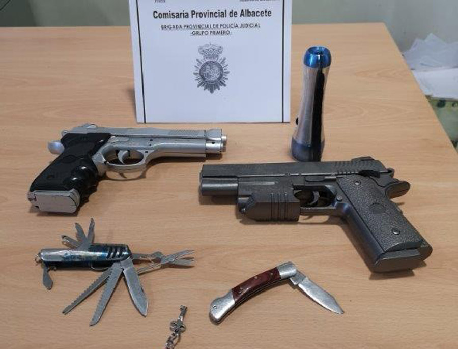 Armas incautadas al detenido.