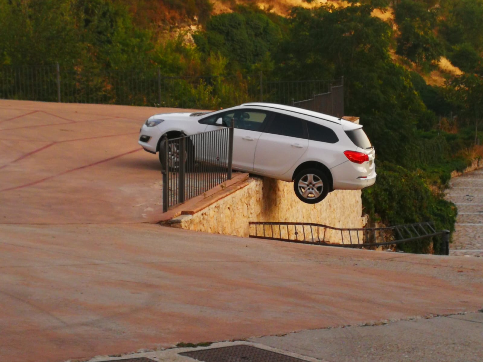 EL coche que quedó suspendido en Torija (Guadalajara).