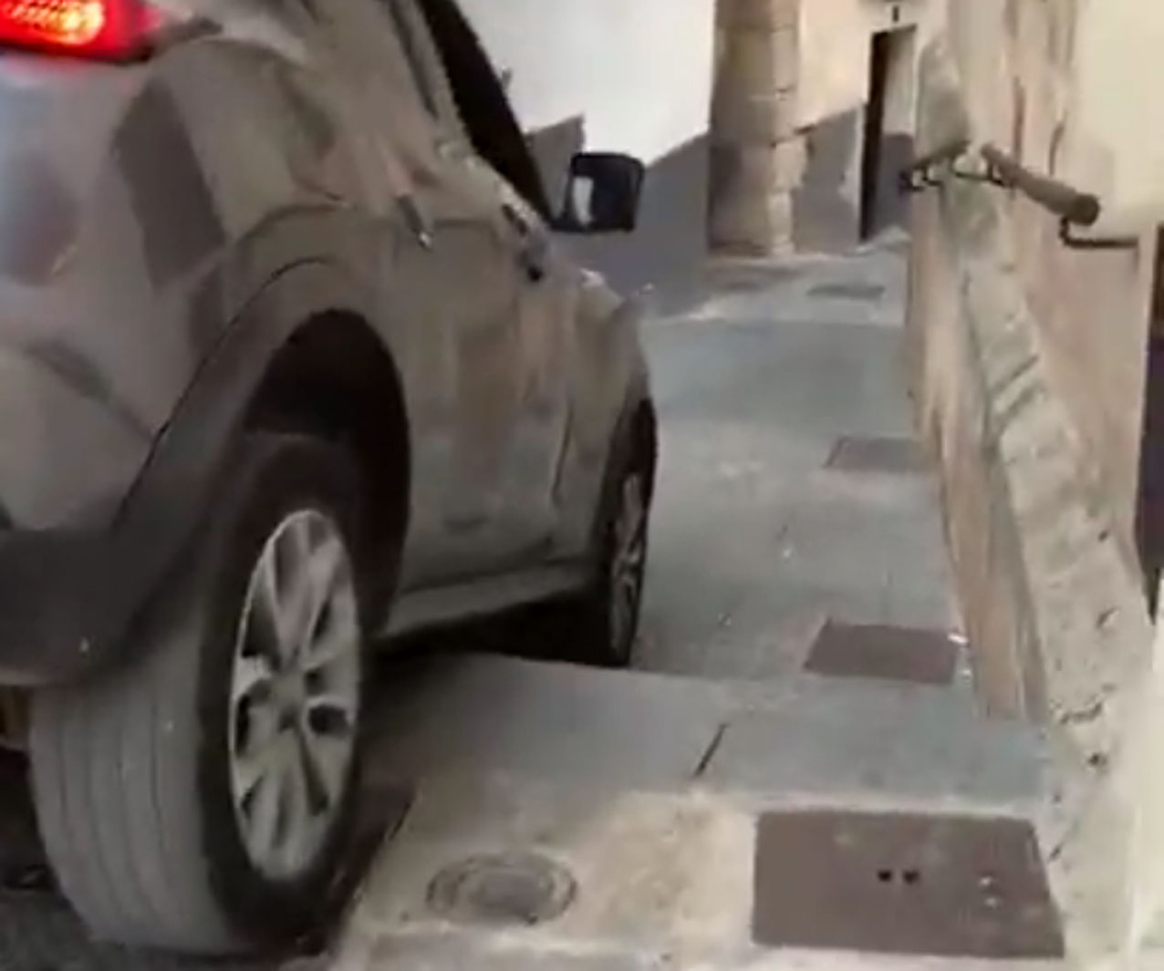 Un coche atrapado en una calle con escaleras en Cuenca.