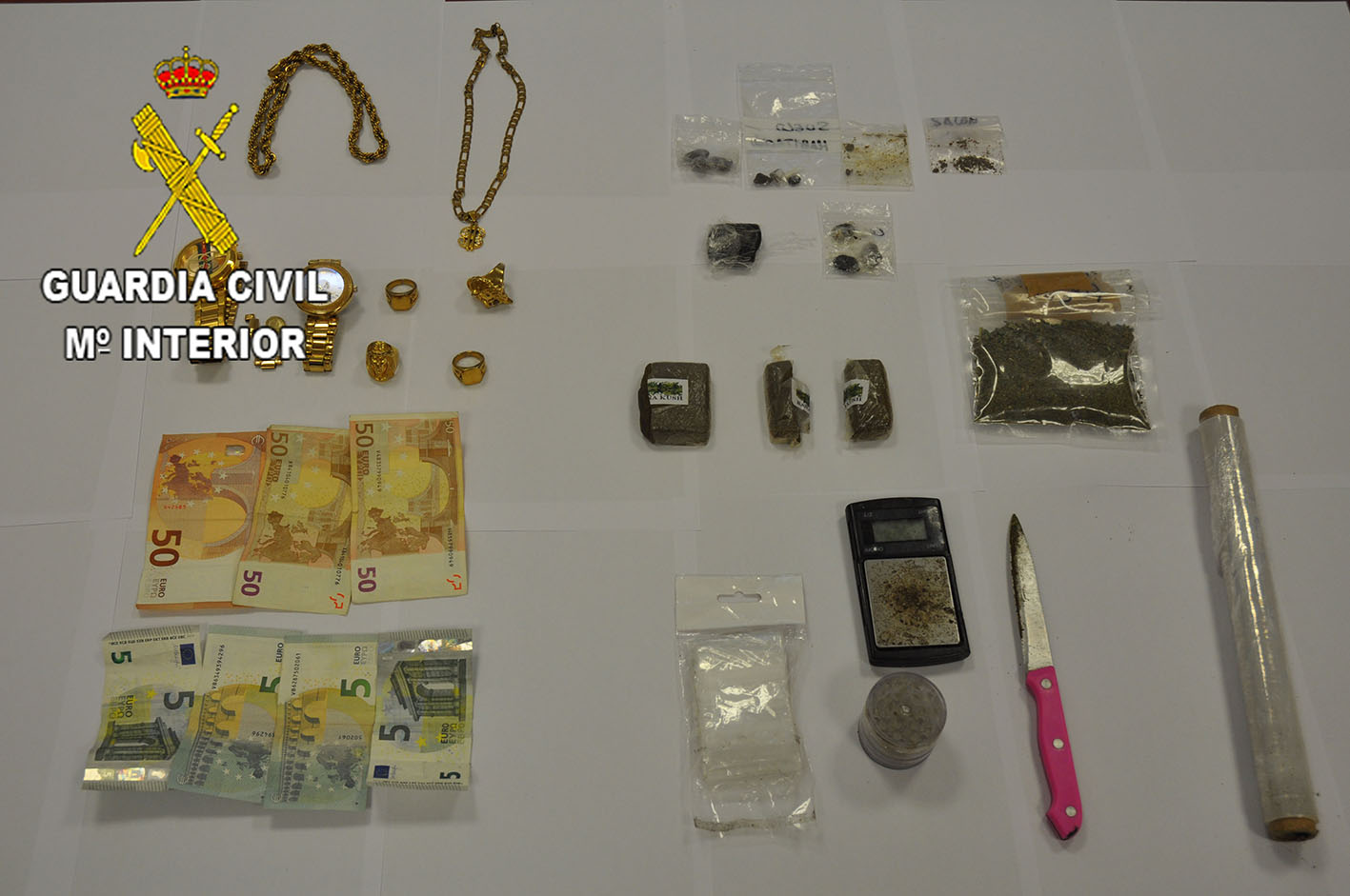 En la casa de uno de los detenidos encontraron dinero en efectivo, joyas, drogas…