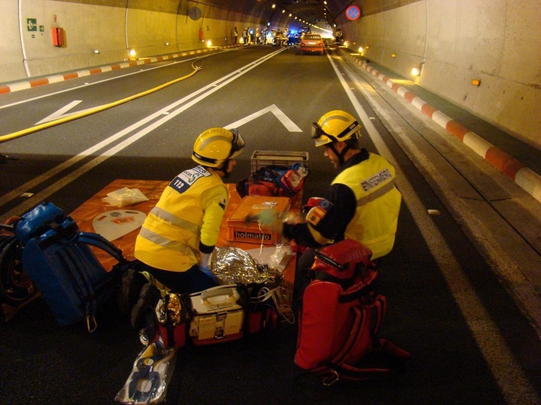 Servicios sanitarios de emergencia atendiendo una urgencia