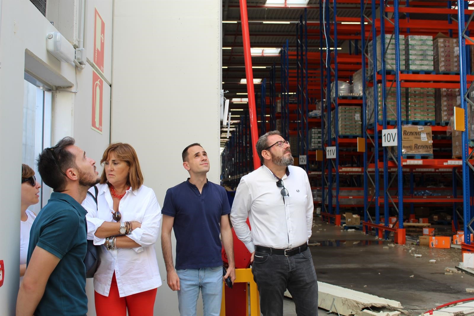 Eusebio Robles, delegado de la Junta de Comunidades en Guadalajara, en la nave afectada de Cabanillas.