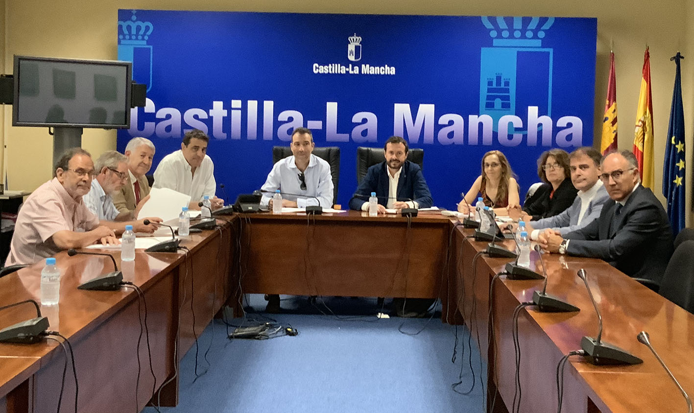 Mariano Teruel, al fondo a la izquierda; junto al consejero de Desarrollo Sostenible, José Luis Escudero; y ocho de los nueve vocales de Geacam.