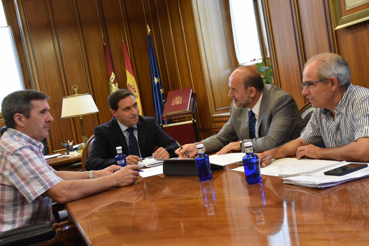 Reunión entre el vicepresidente regional y el presidente de la Diputación de Cuenca.