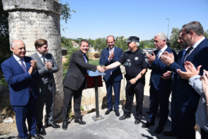 techo de gasto El presidente de CLM, Emiliano García-Page, Page y alcalde de Guadalajara, Alberto Rojo, estrechan sus manos en la inauguración de las obras del puente árabe de Guadalajara.