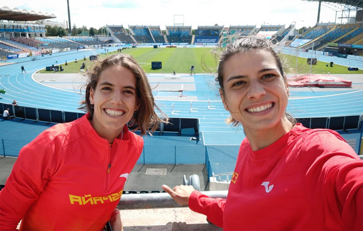 Irene Sánchez-Escribano, a la derecha, en el estadio polaco donde ha hecho un auténtico carrerón.