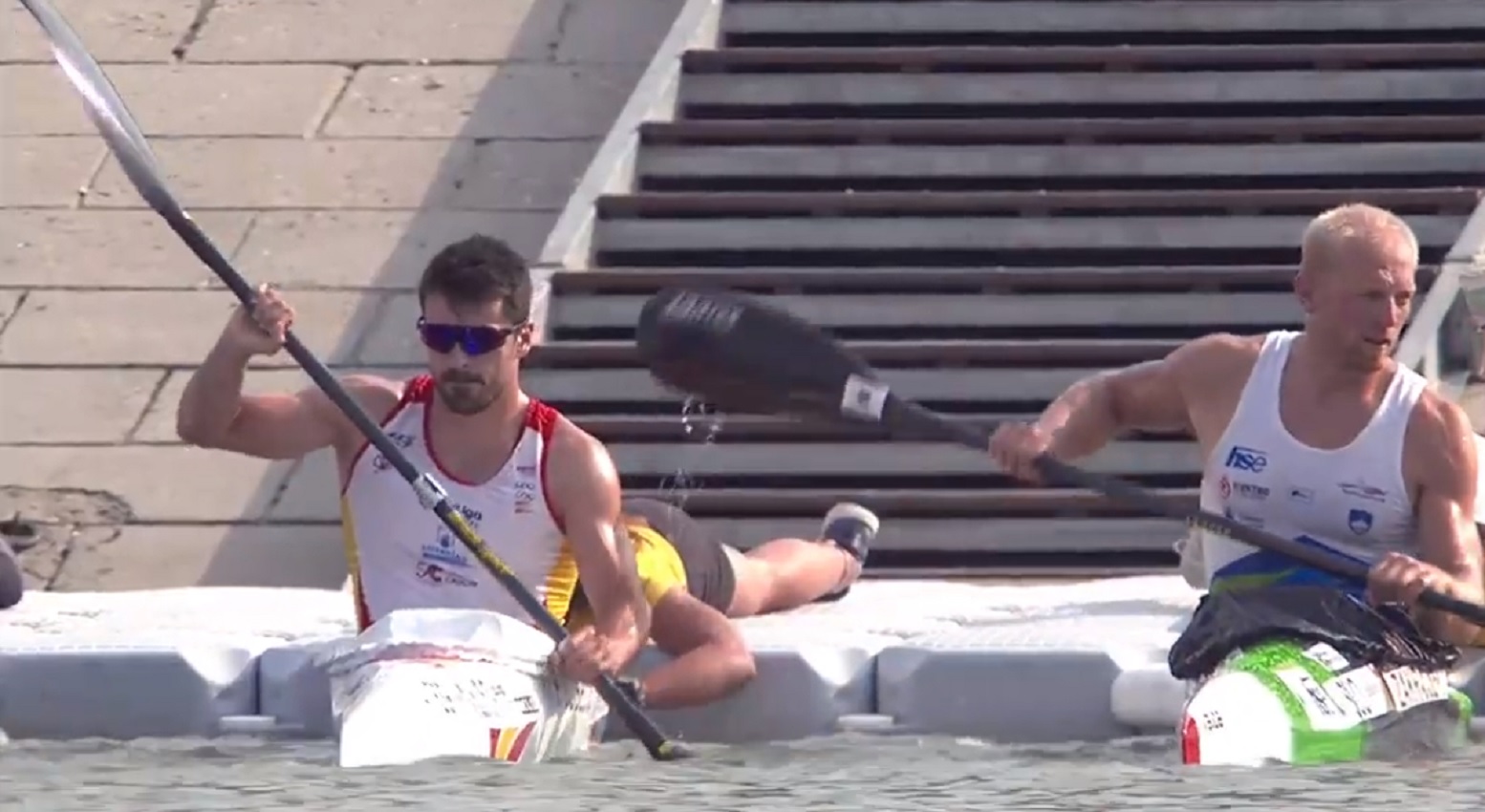 A la izquierda, Paco Cubelos antes de arrancar en la final de K1 5.000.