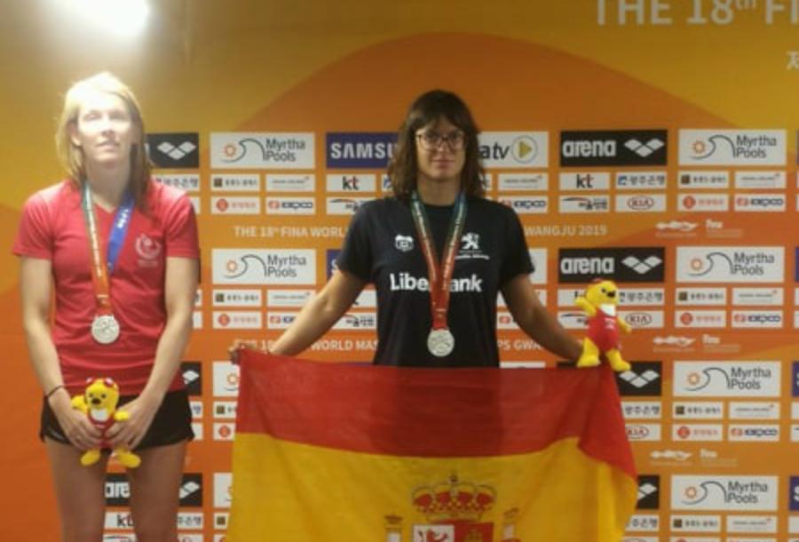 Patricia González recogiendo la medalla de plata.