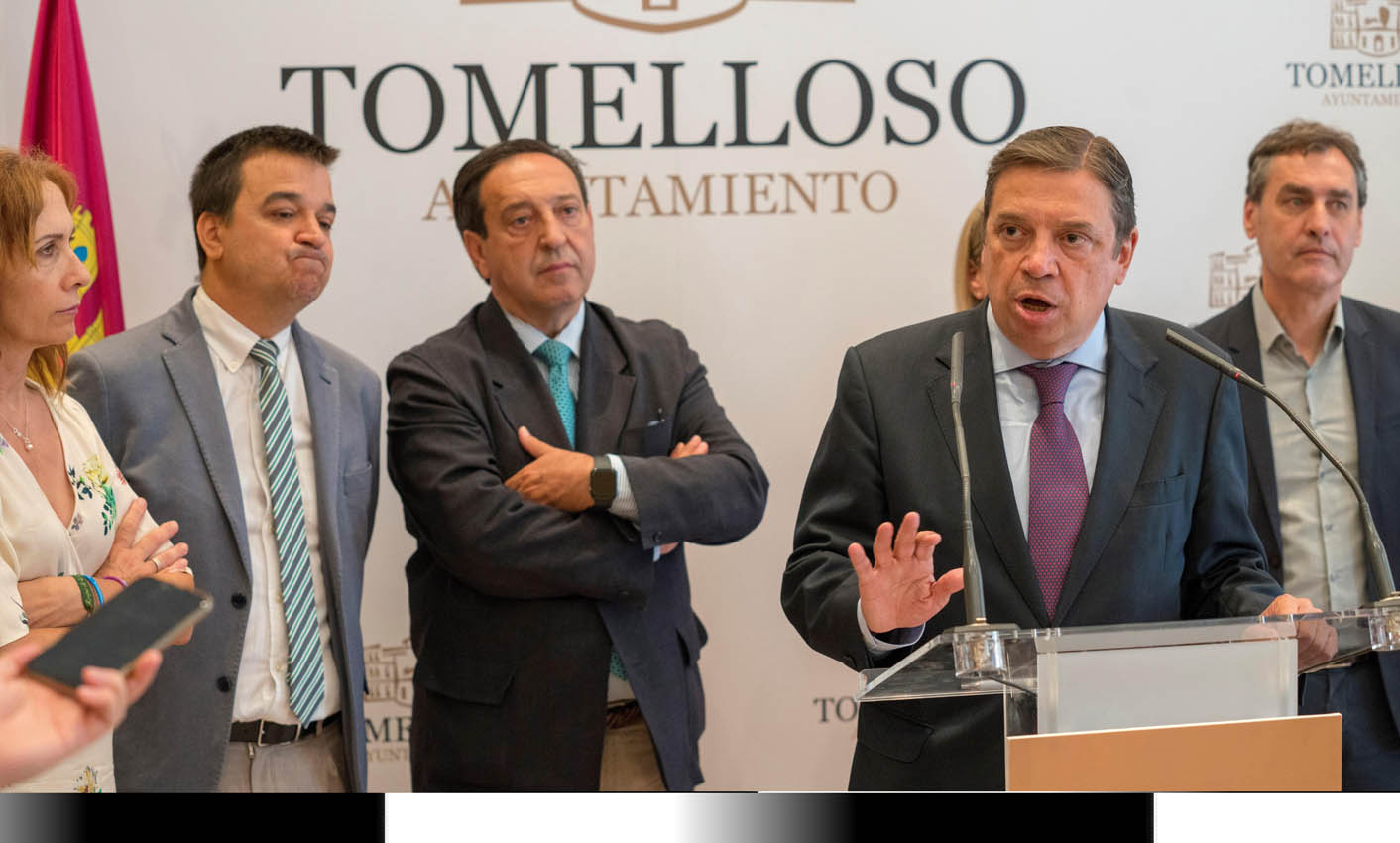 Luis Planas, junto al consejero de Agricultura de Castilla La-Mancha, Francisco Martínez Arroyo (2i), y el presidente de Asaja, Pedro Barato (c), intervienen en la presentación del XXXV Día del Viticultor este lunes en el municipio manchego de Tomelloso.