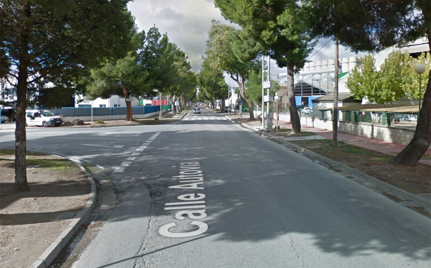 El accidente laboral ha tenido lugar en una nave de hierros situada en la calle Autovía, en el polígono Campollano, en Albacete.