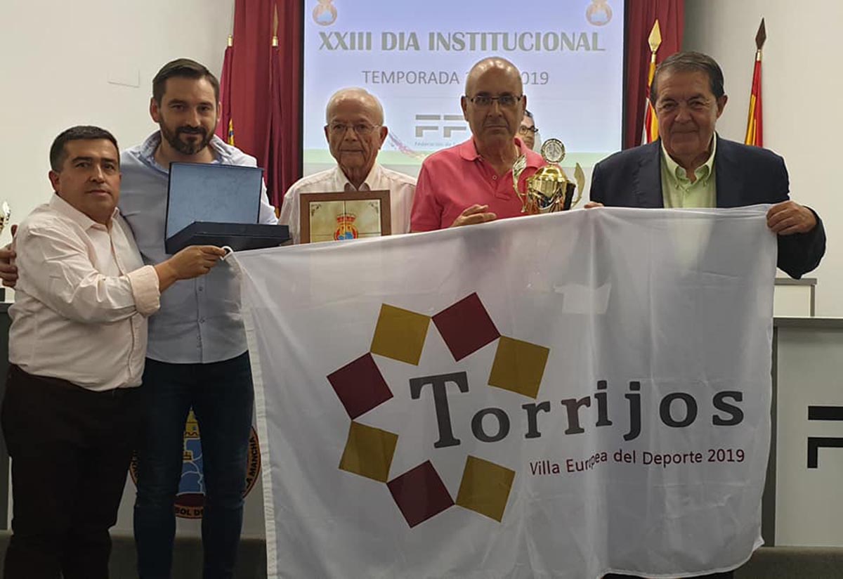 La representación del CD Torrijos, con el presidente de la FFCM, Antonio Escribano (primero por la derecha)