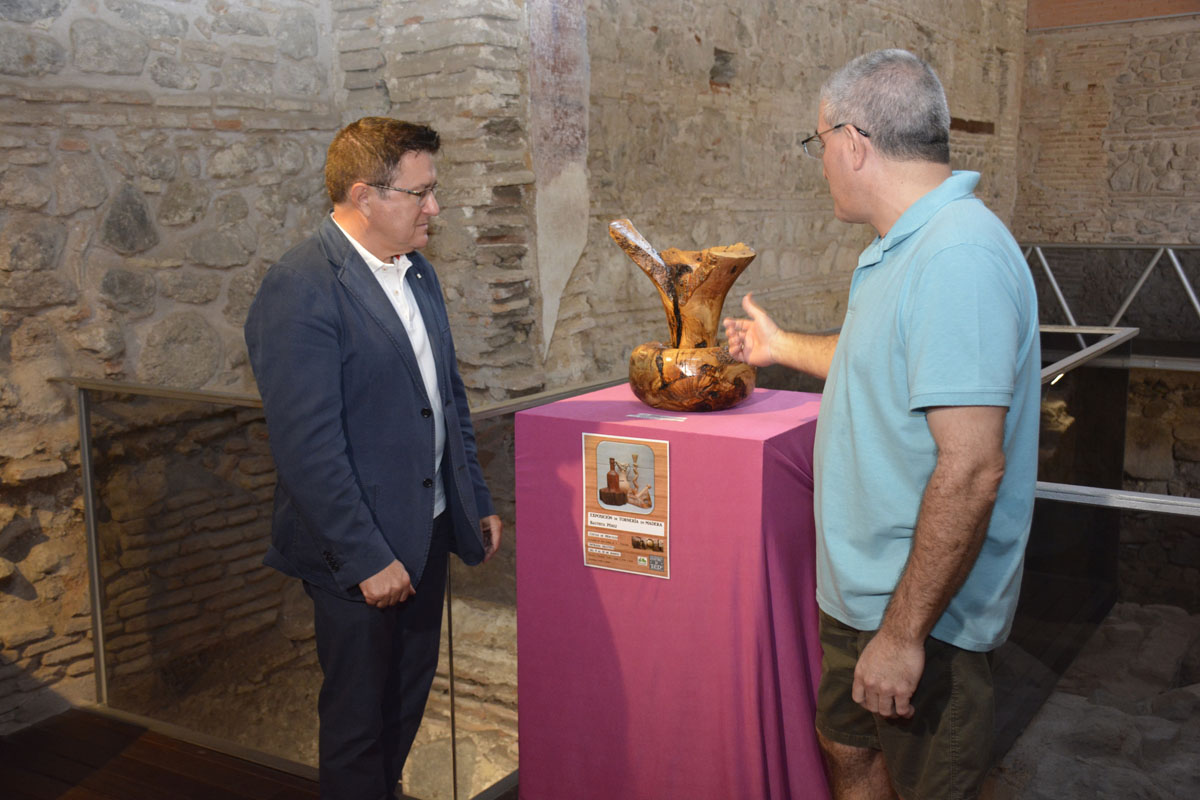 Teo García ha visitado la exposición "Tornería de madera" de Bautista Pérez.