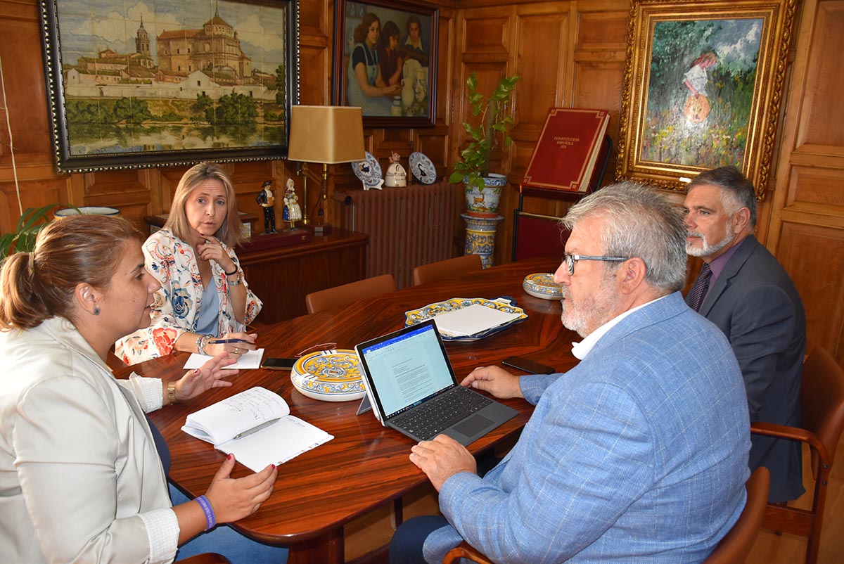 Imagen de la reunión de Tita García Élez con los representantes de Renfe