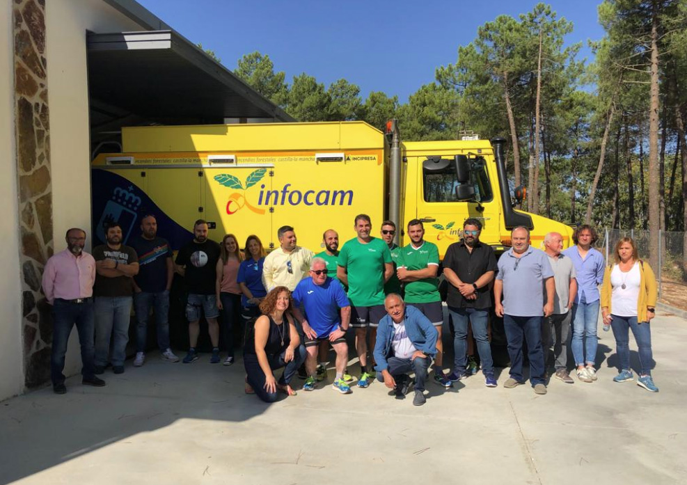 Representantes de UGT con miembros de los bomberos foretales que apagaron el incendio Almorox-Cadalso.