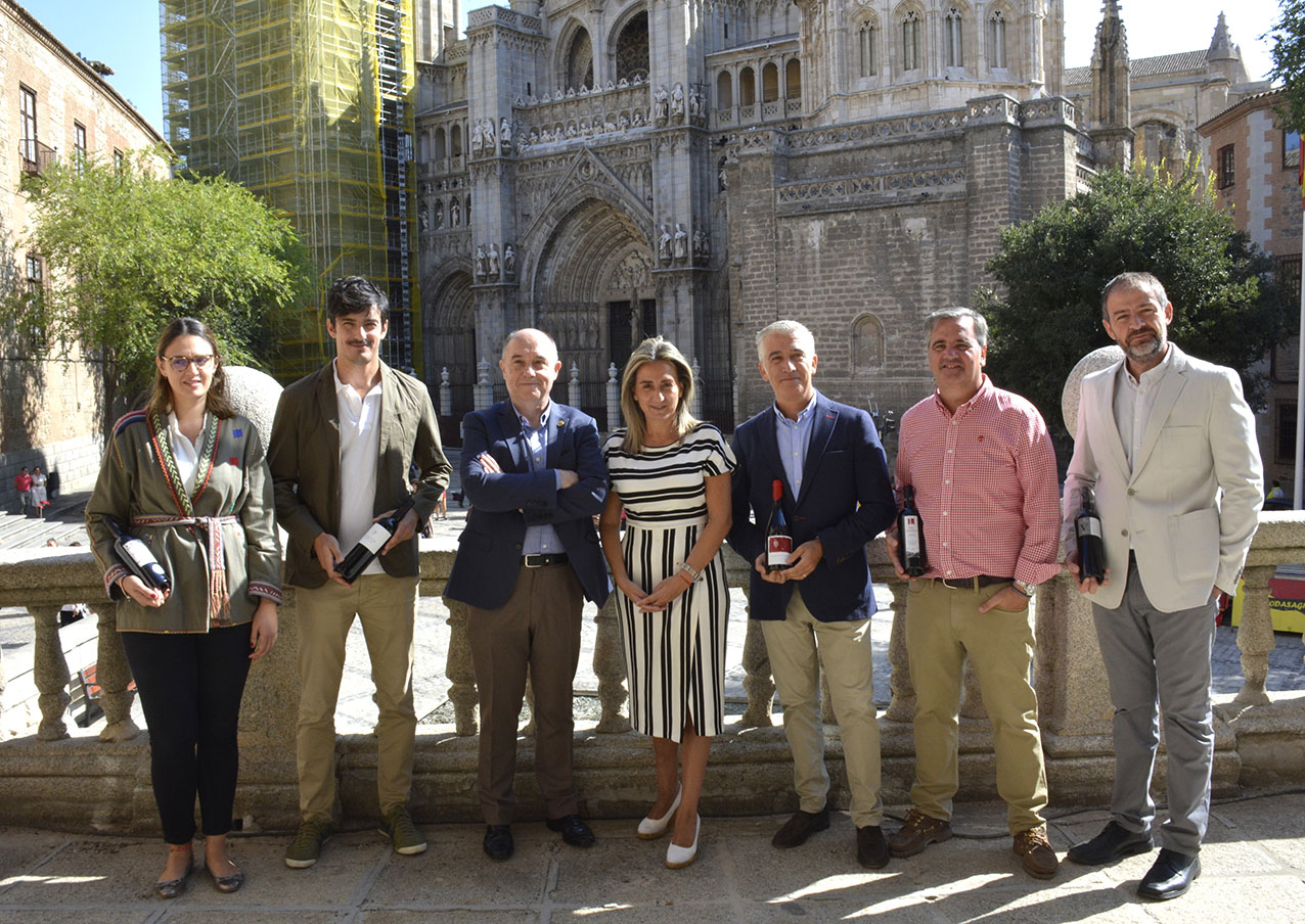 Milagros Tolón y Paco Rueda, con representantes de las bodegas participantes.