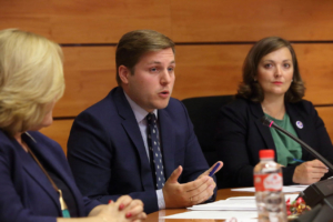 ley de vivienda El consejero de Fomento, Nacho Hernando, en la comisión de su área en las Cortes de CLM.