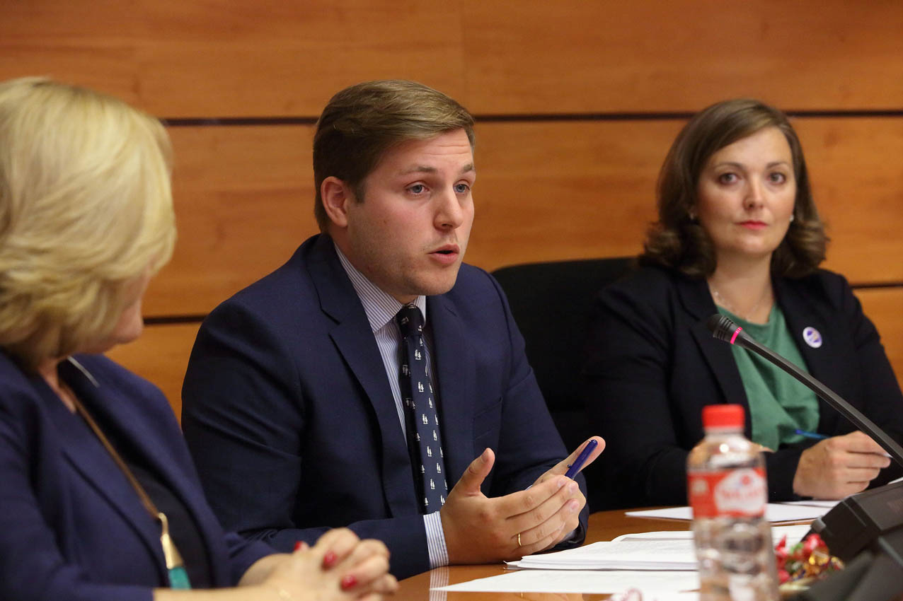 ley de vivienda El consejero de Fomento, Nacho Hernando, en la comisión de su área en las Cortes de CLM.