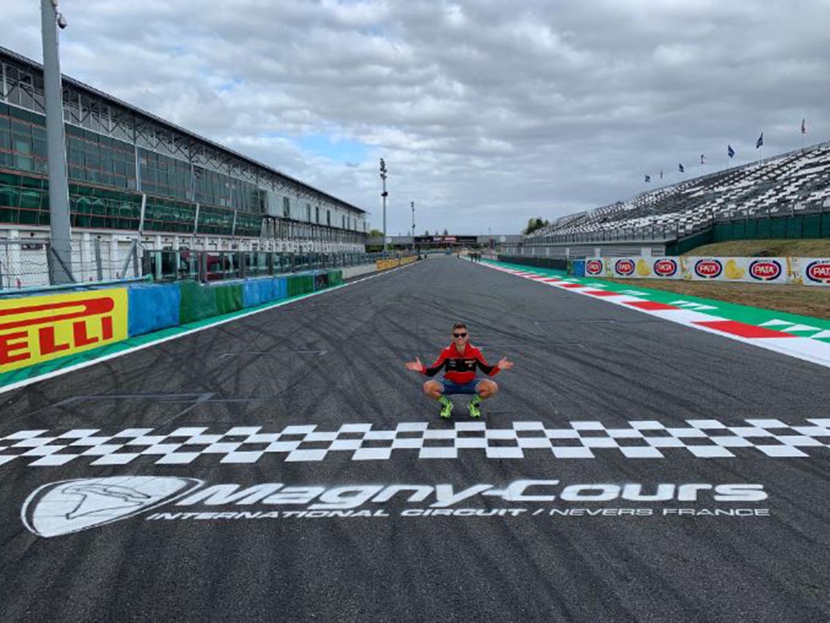 Álvaro Bautista empezó arrasando pero acabó cediendo ante Jonathan Rea