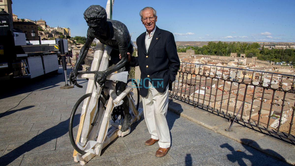 Bahamontes, junto a su escultura, justo antes de ser recolocada en su lugar después de que fuera destrozada.