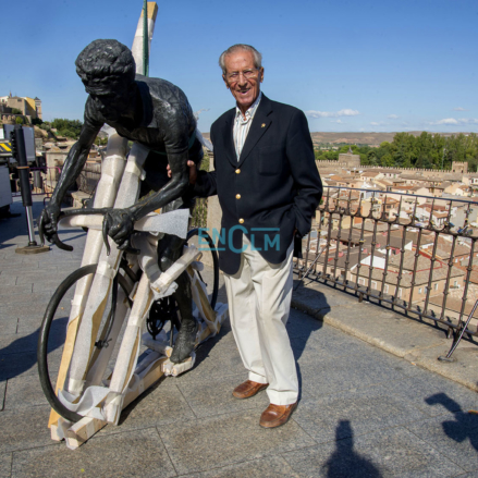 Bahamontes, junto a su escultura, justo antes de ser recolocada en su lugar después de que fuera destrozada.