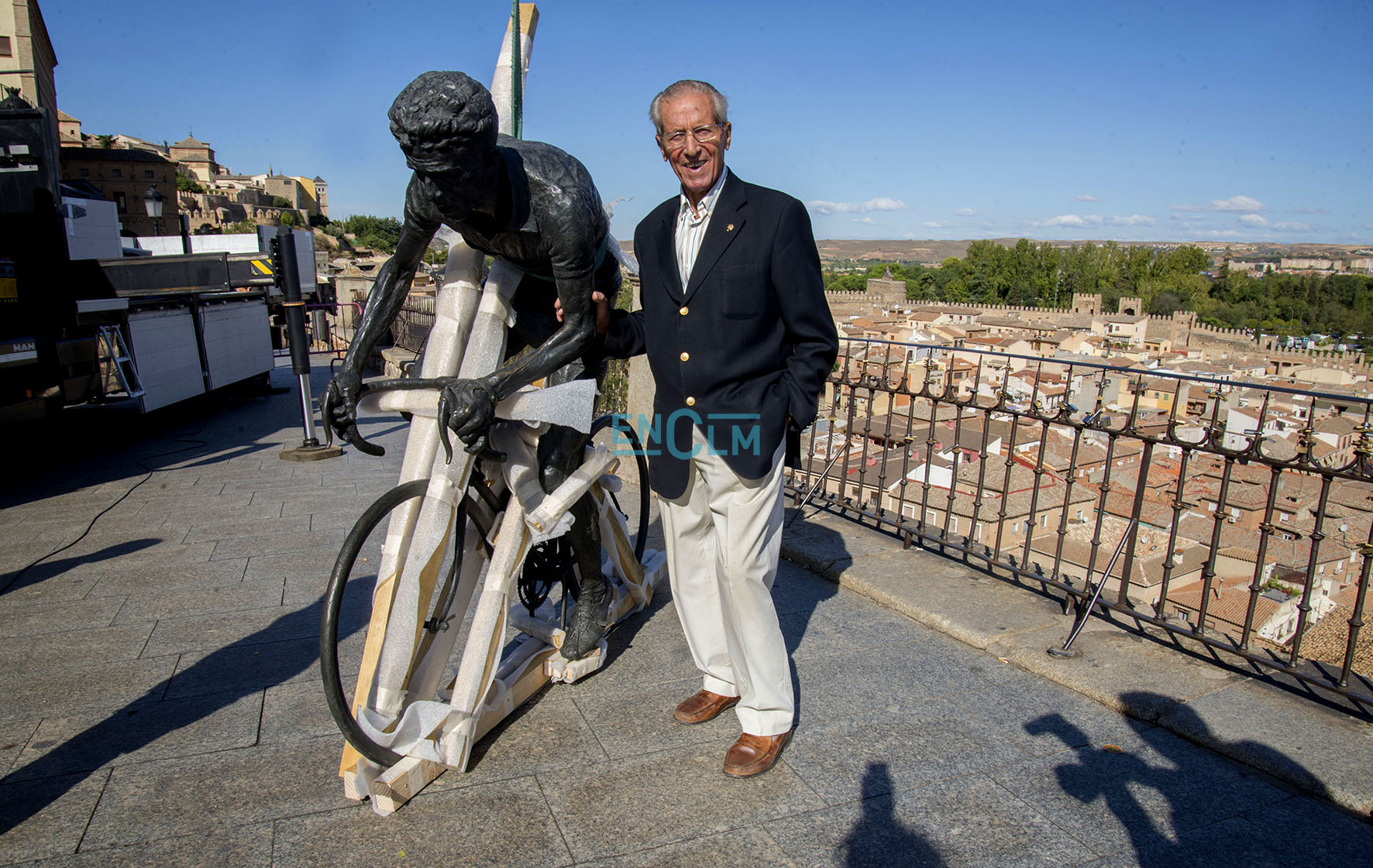 Bahamontes, junto a su escultura, justo antes de ser recolocada en su lugar después de que fuera destrozada.