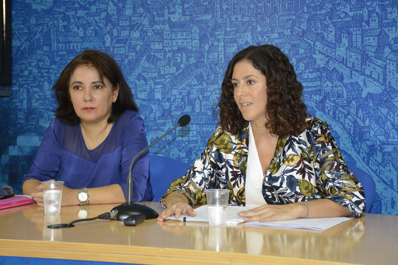 Mar Álvarez y Noelia de la Cruz, concejala de Hacienda y portavoz del equipo de Gobierno del Ayuntamiento Toledo.