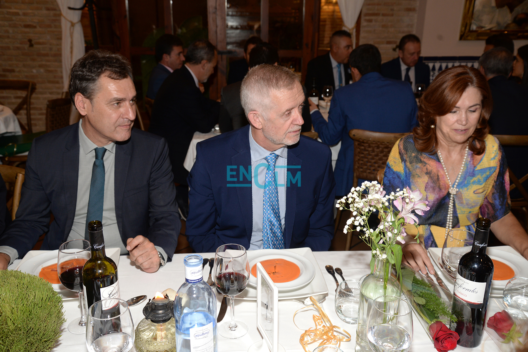 El general Manuel Llamas, en el centro de la imagen; junto a su esposa y el delegado del Gobierno en CLM, Francho Tierraseca.