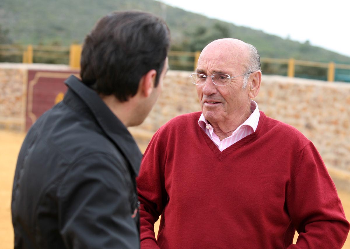 Paco Medina, hablando con Enrique Ponce