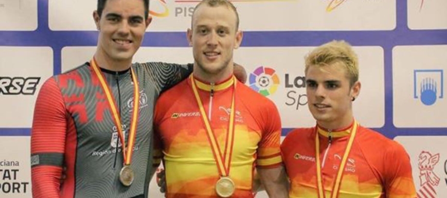 Pepe Moreno (centro), doble campeón de España de ciclismo en pista