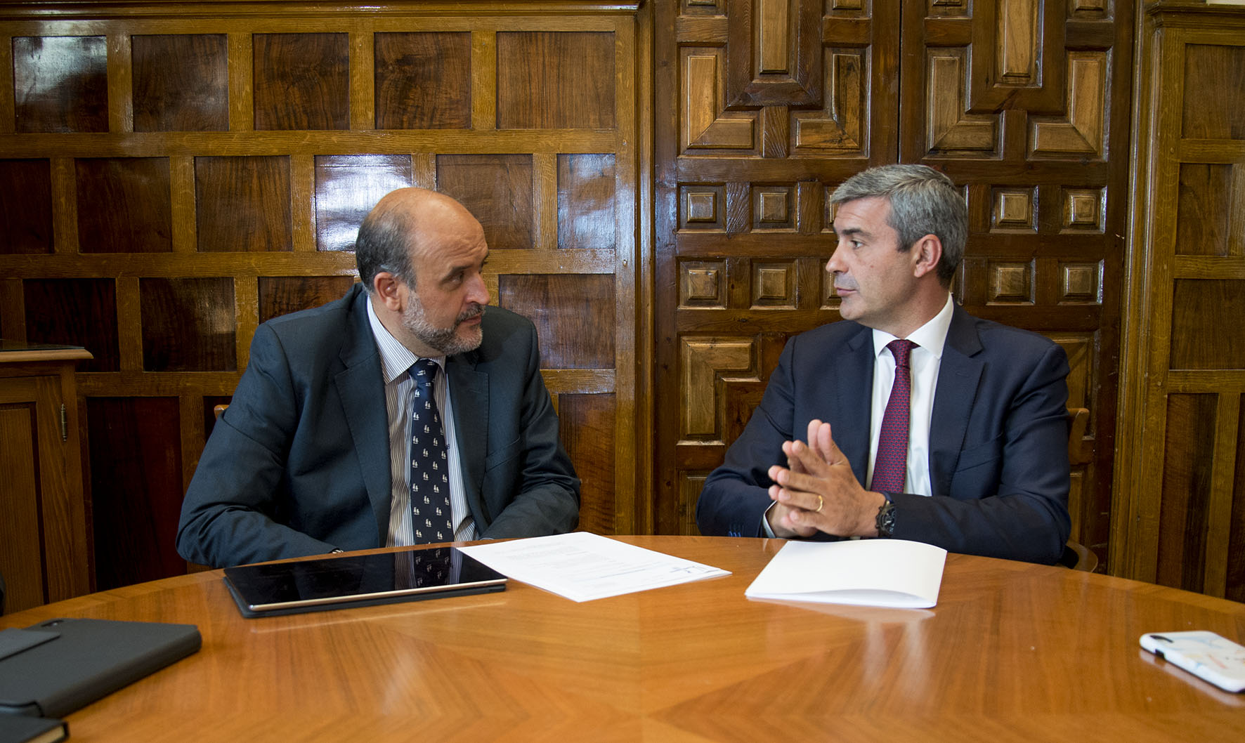 José Luis Martínez Guijarro y Álvaro Guitérrez durante la reunión que han mantenido hoy, jueves 12.