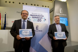Juan Alfonso Ruiz Molina y Isidro Hernández Perlines, consejero de Hacienda y Administraciones Públicas y director general de Presupuestos, en la presentación del Proyecto de Ley de Presupuestos Generales de la Junta.