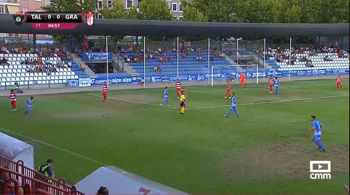 Lance del partido entre el Talavera y el Granada B