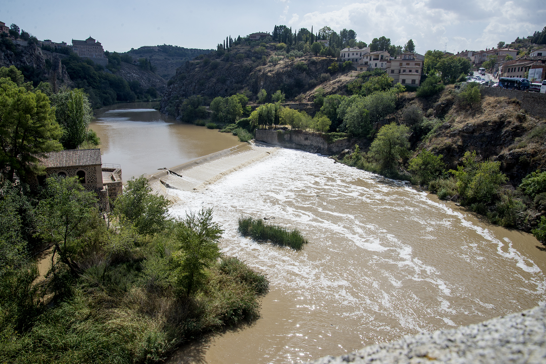 El Tajo a su paso por Toledo, con sus clásicas espumas.