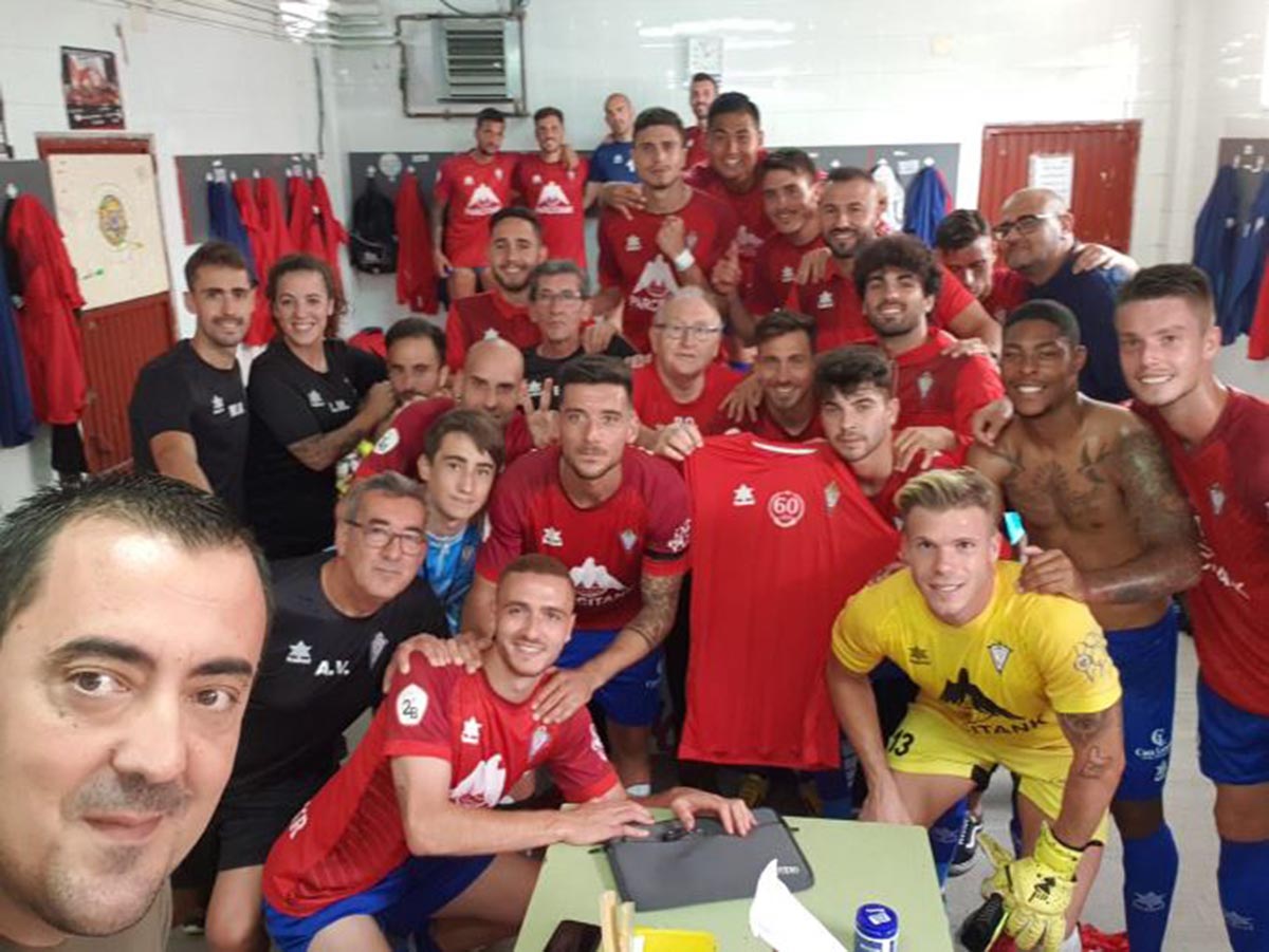 La plantilla del Villarrobledo, festejando la victoria frente al Villarrubia