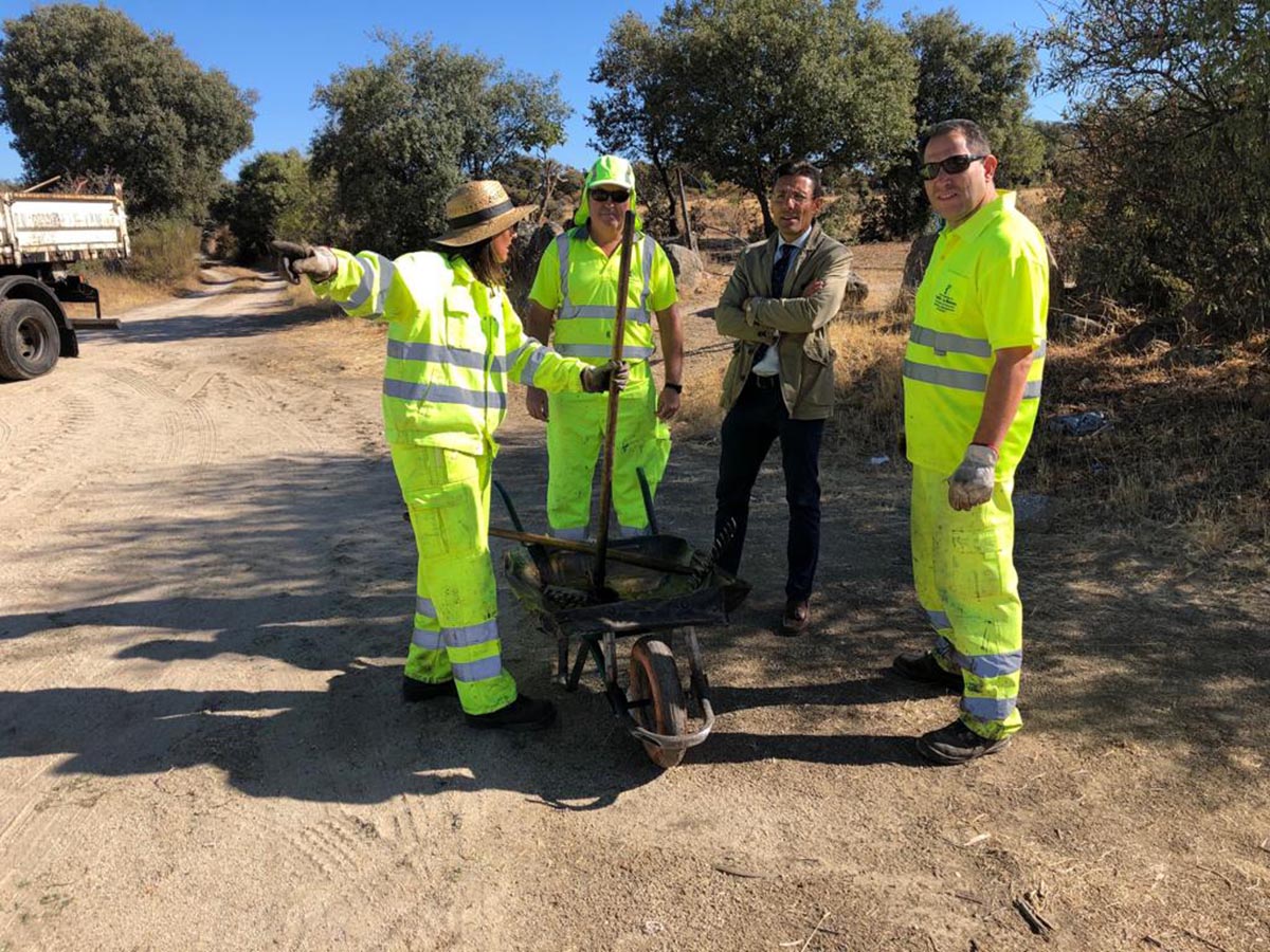 El delegado provincial de Fomento, Jorge Moreno, visitando las obras en las carreteras por la Vuelta a España (desbroce CM-543)