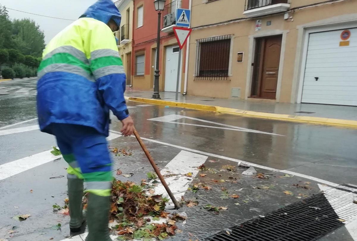 Tareas de limpieza tras la tempestad en Almansa