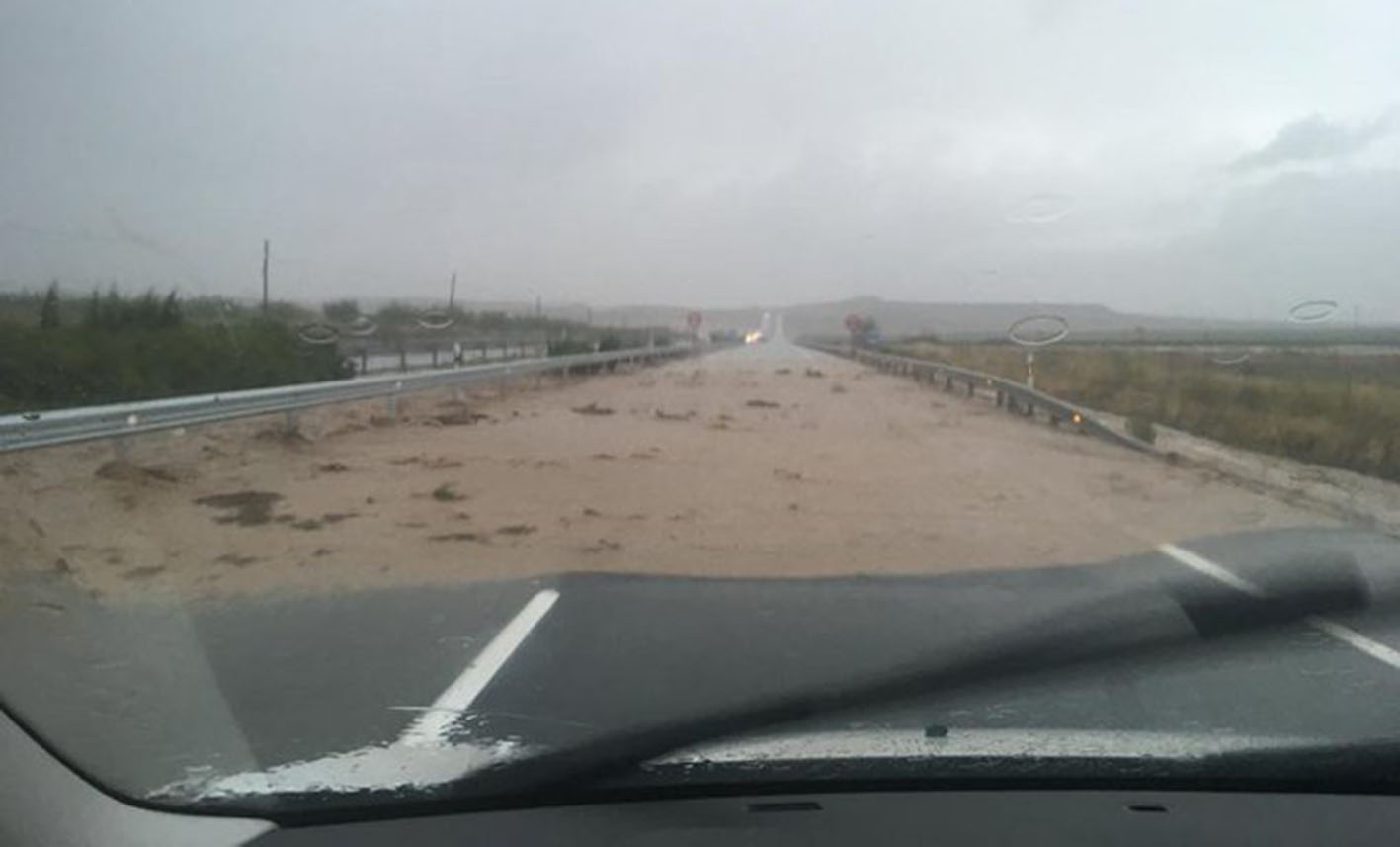 meteocam La tremenda tromba de agua caída en Almansa ha obligado a, entre otras cosas, cortar carreteras.