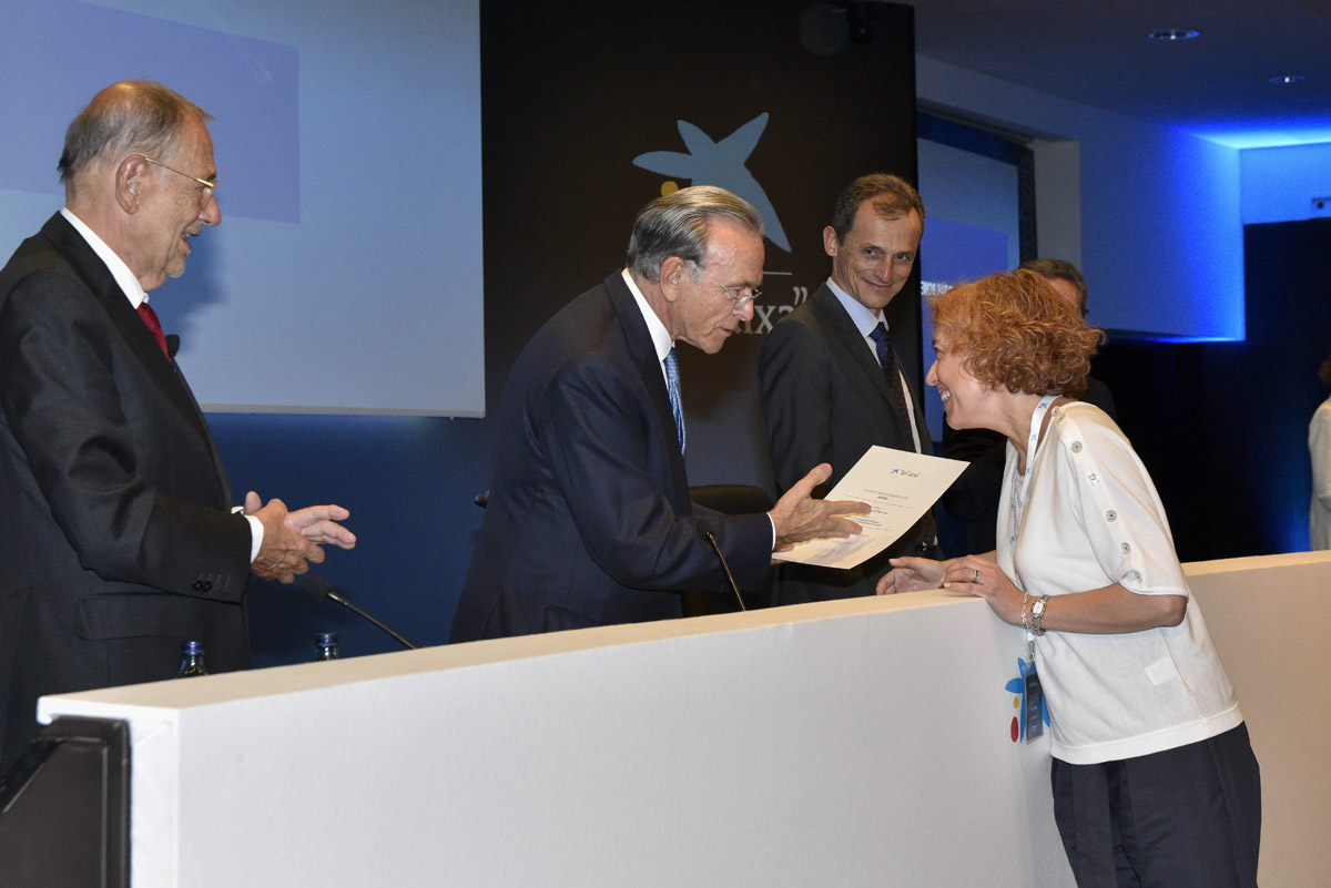 La investigadora toledana Carmen Gil recibiendo la ayuda de "la Caixa".