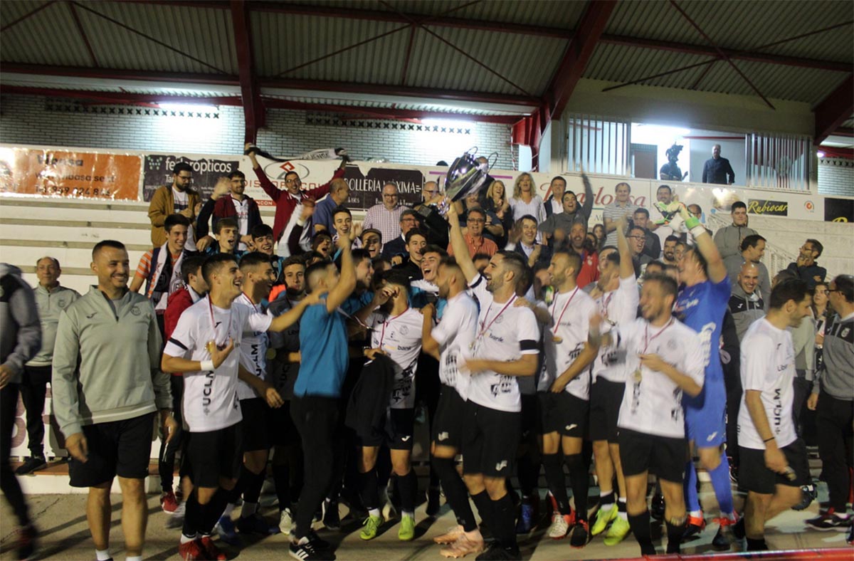 La UB Conquense, celebrando su victoria en el Trofeo de la Junta