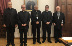 Juan Emilio Tacero, segundo por la derecha, junto al arzobispo de Toledo, Braulio Rodríguez, en el centro de la imagen.