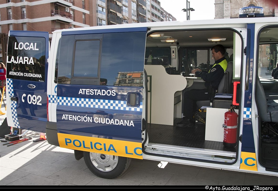 Una furgoneta de atestados de la Policía Local de Guadalajara.