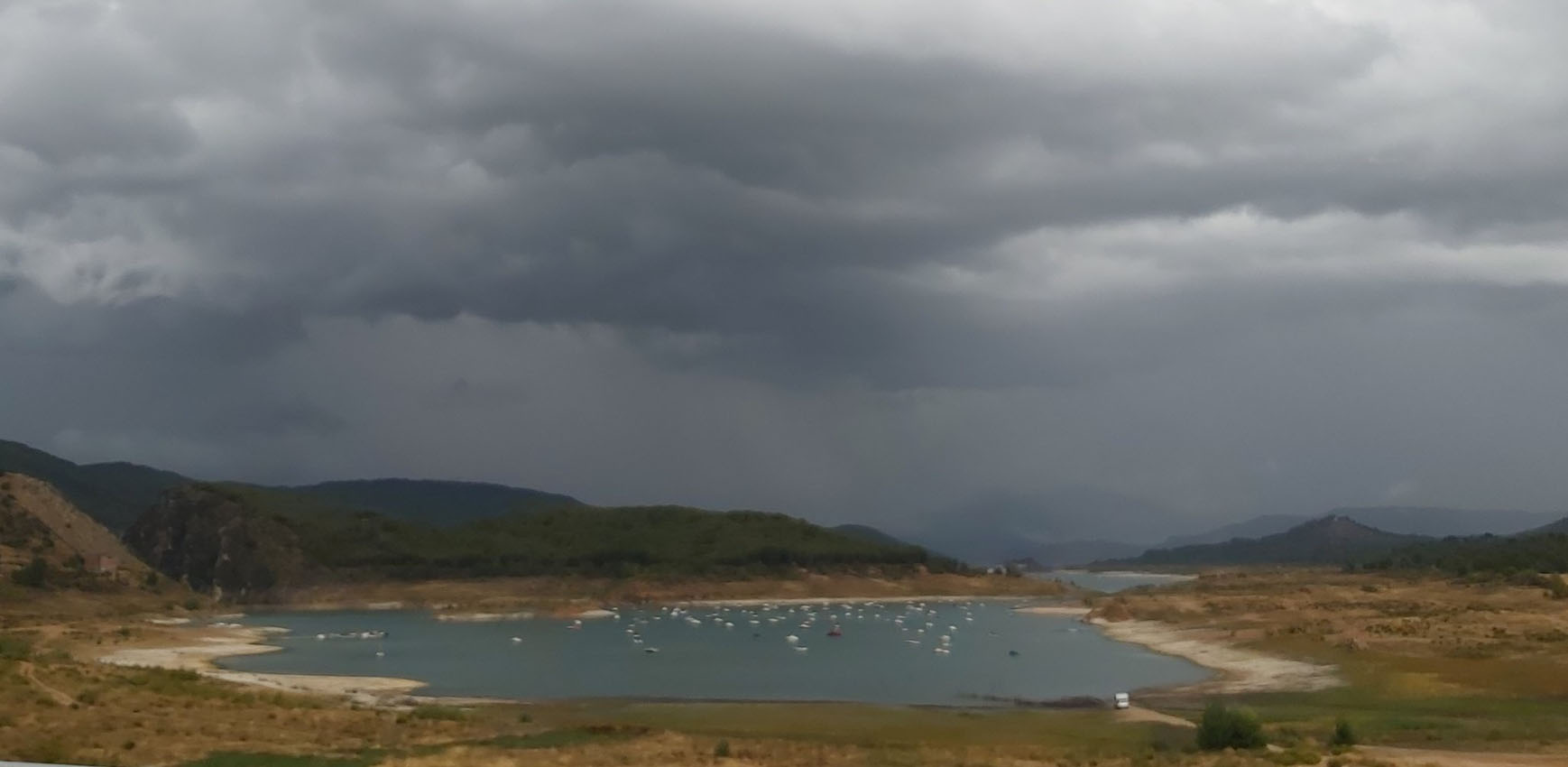 Entrepeñas y Buendía Una tormenta sobre el embalse de Entrepeñas ayer, domingo 15.