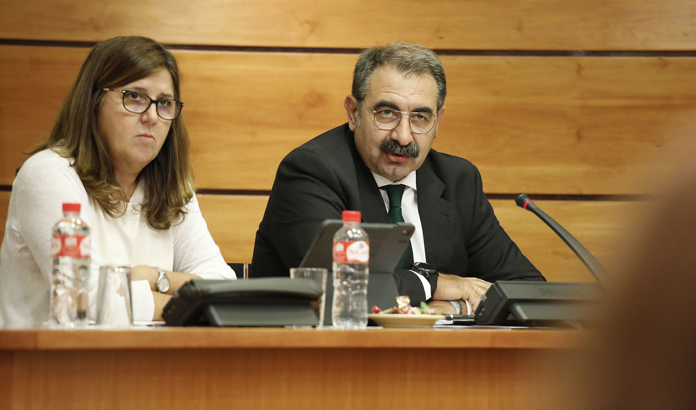 Jesús Fernández Sanz, consejero de Sanidad; junto a Regina Leal, directora gerente del Sescam.