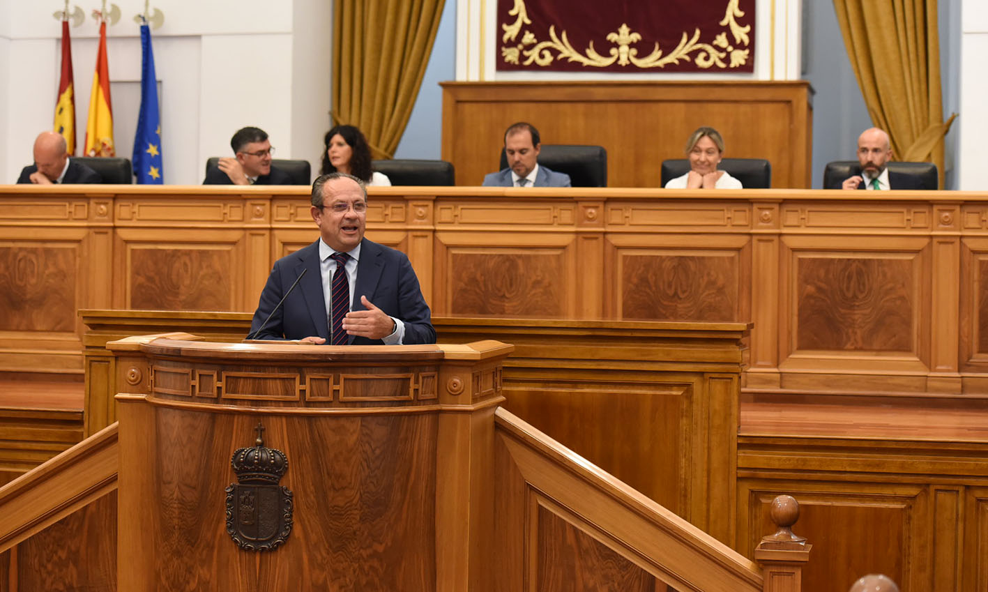 Juan Alfonso Ruiz Molina, consejero de Hacienda y Administraciones Públicas, durante el debate en las Cortes regionales.