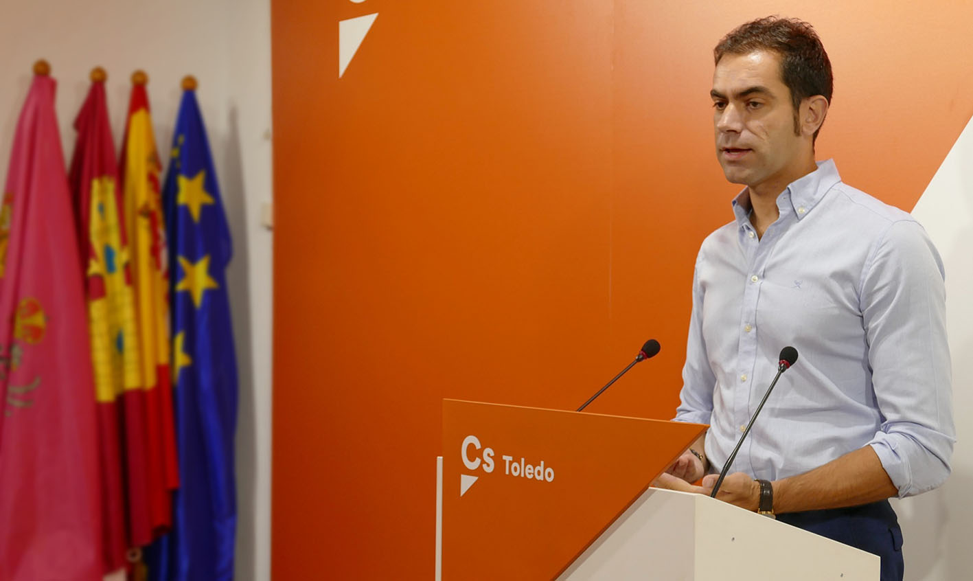 Julio Comendador, concejal de Ciudadanos en Toledo, durante la rueda de prensa.