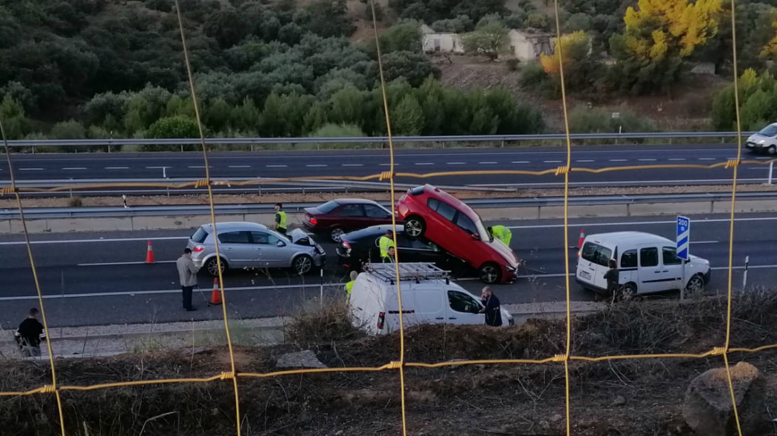 Así han quedado algunos de los coches implicados en el accidente de la bajada de las Nieves.