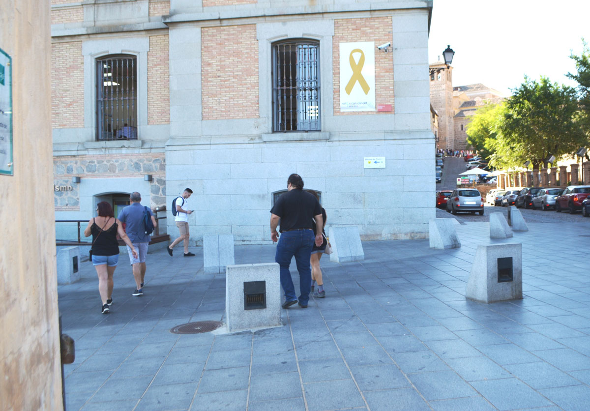 La Diputación de Toledo muestra ya el lazo dorado.